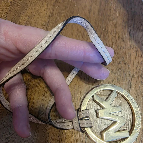 Michael Kors MK logo bag charm with a beige leather strap - Picture 5 of 9